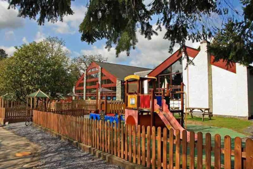 Jaw-Dropping Lodge With Hot Tub On Lake Windermere Exterior foto